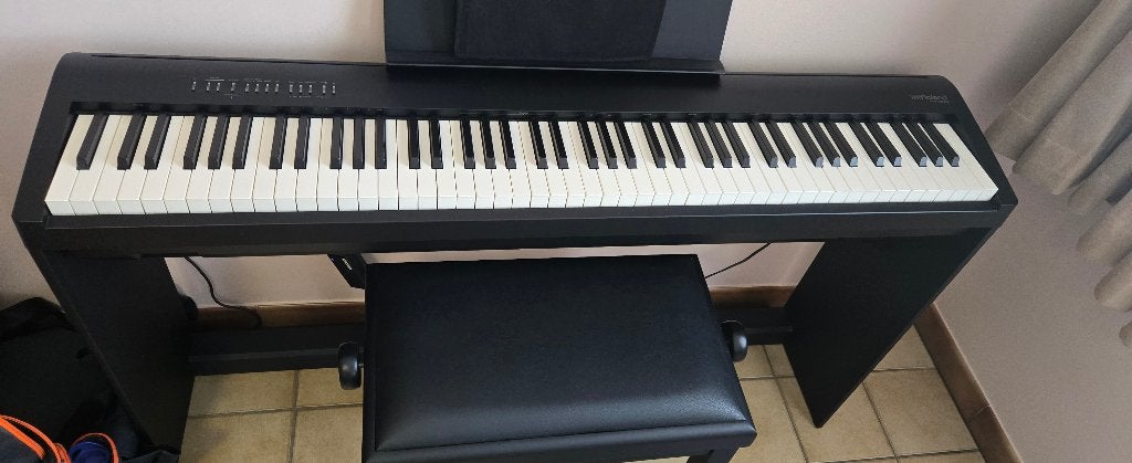 Roland FP-30X digitale piano + stand, 3 pedalen & pianobank, Comme neuf, Digital, Enlèvement, Piano