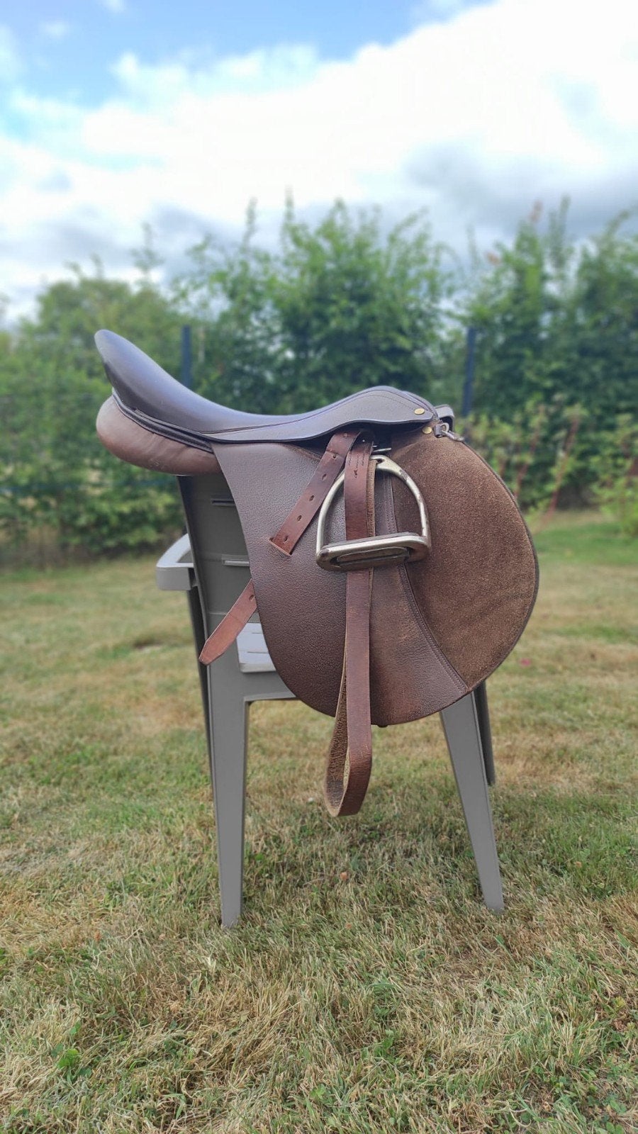 Selle avec étriers, croupière et sangles