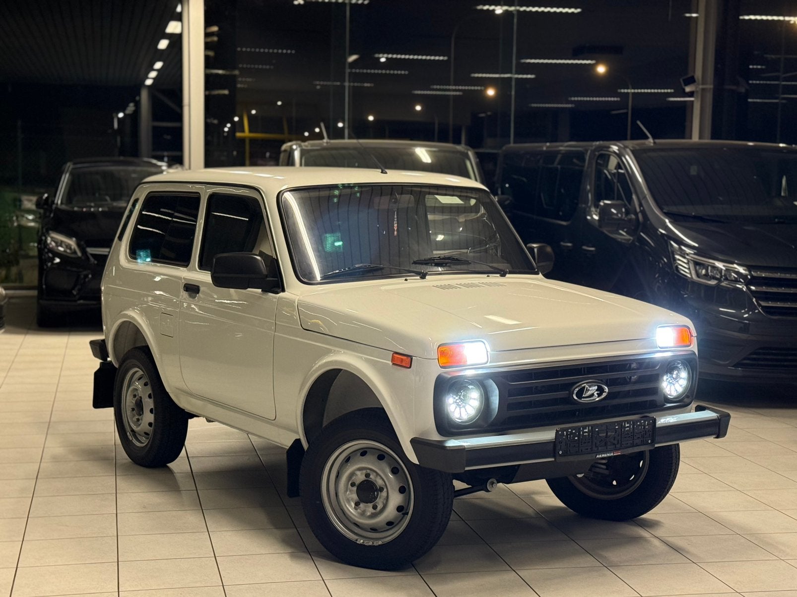 Lada Niva 4x4 1.7i Benzine 61kW Euro 5, Auto's, Lada, Euro 5, Niva, Handgeschakeld, Vierwielaandrijving