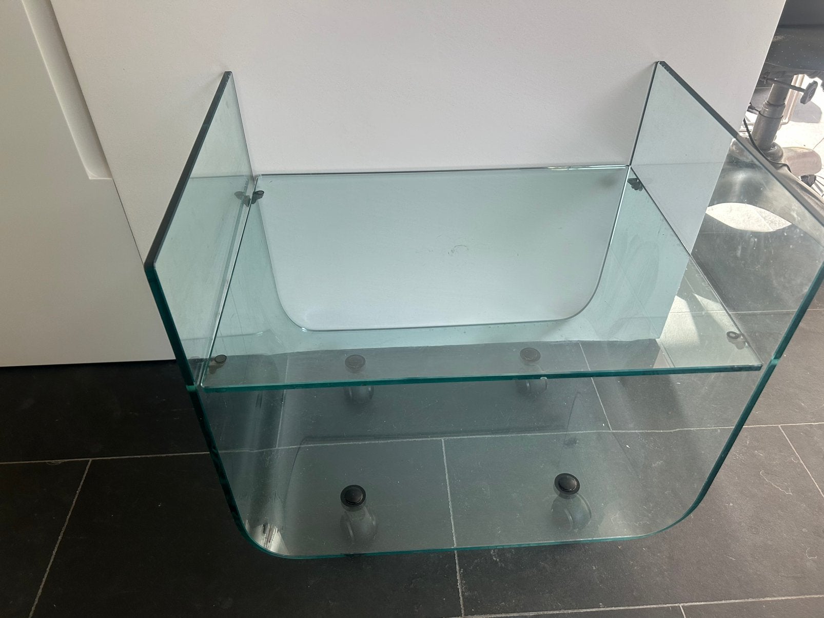 Glazen kast op wieltjes voor hout te vervoeren, Huis en Inrichting, Ophalen, Zo goed als nieuw, Glas