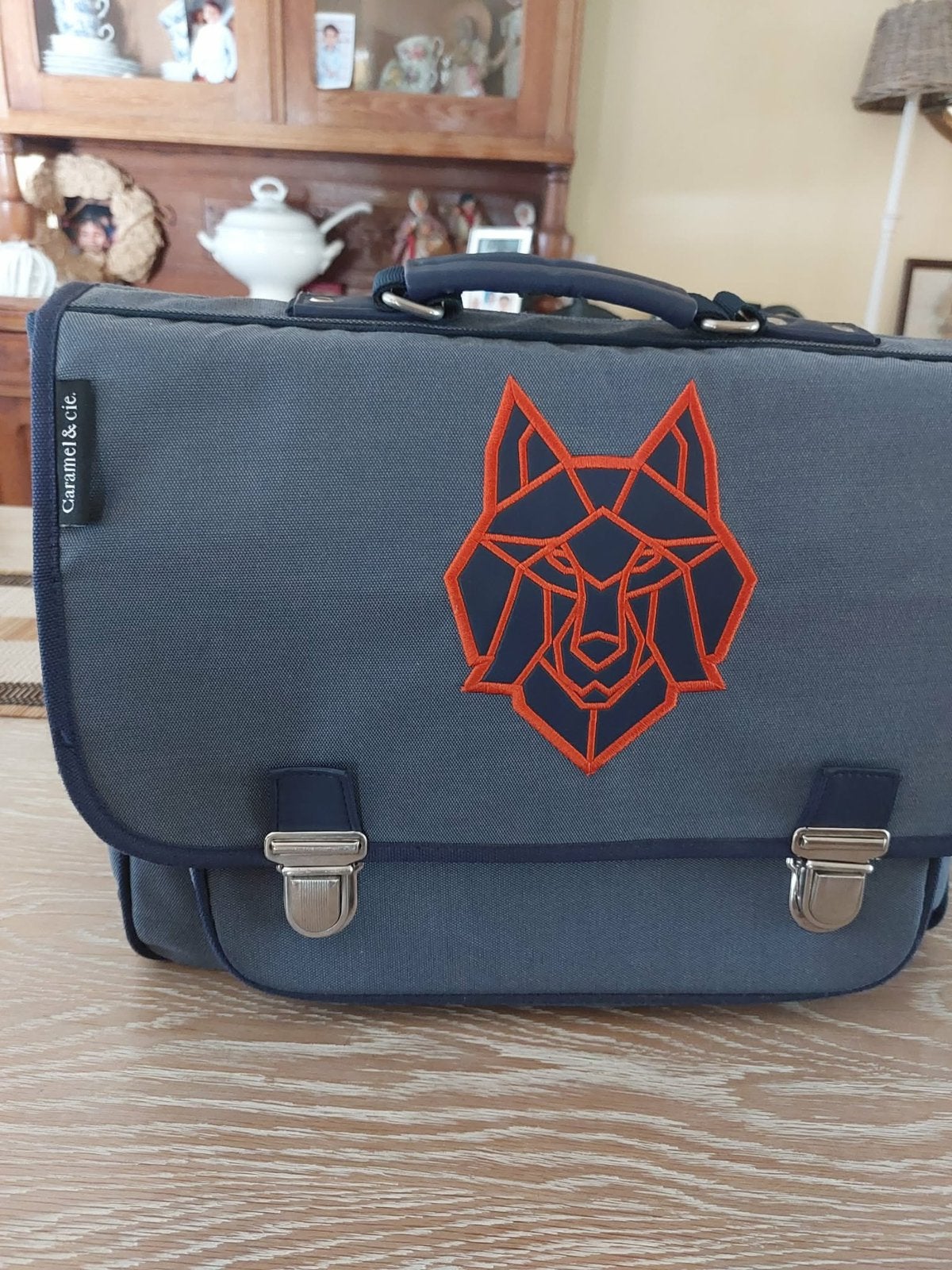 CARAMEL&CIE Schooltas medium - wolf blauw, Bijoux, Sacs & Beauté, Sacs | Cartables, Comme neuf, Bleu, Enlèvement ou Envoi