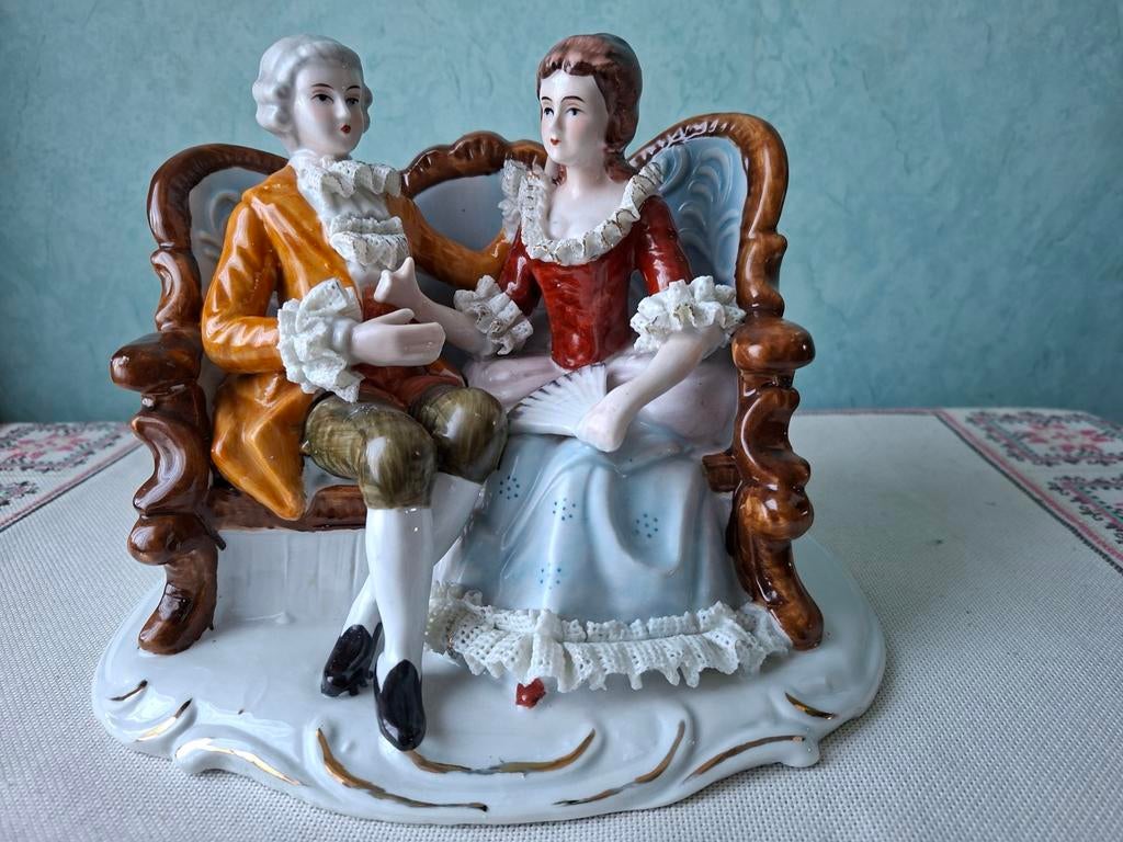 Barok koppeltje op bank, porselein, Ophalen