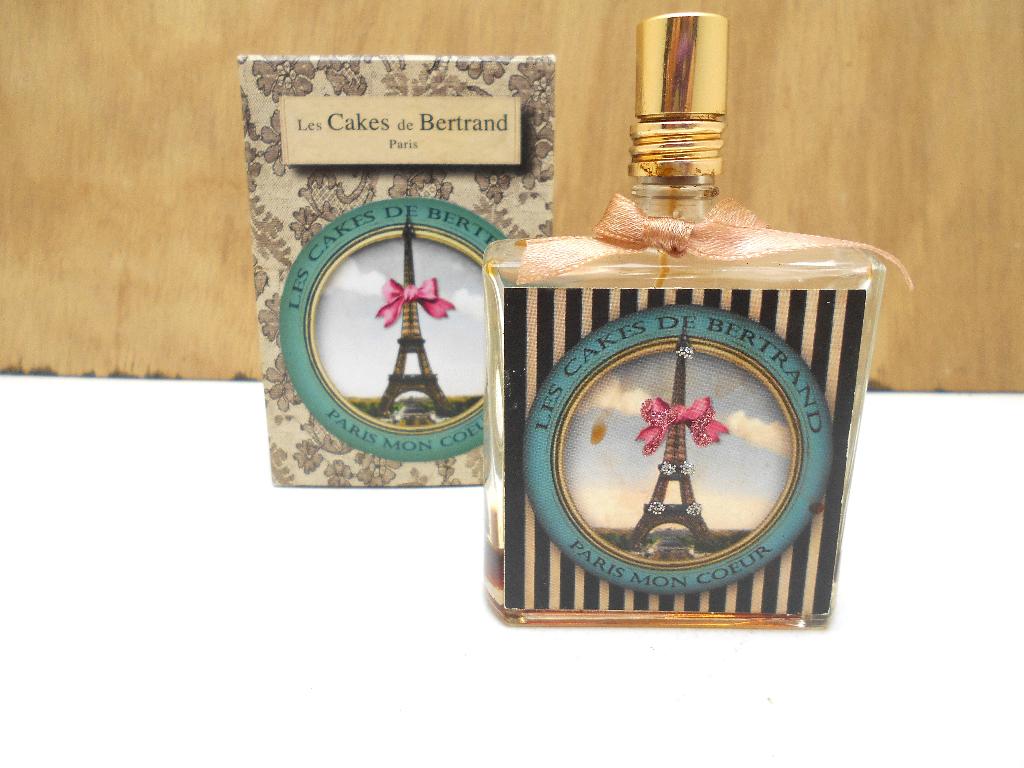 ancien joli flacon parfum   Les cakes de bertrand  "Paris ", Enlèvement ou Envoi, Utilisé, Bouteille de parfum