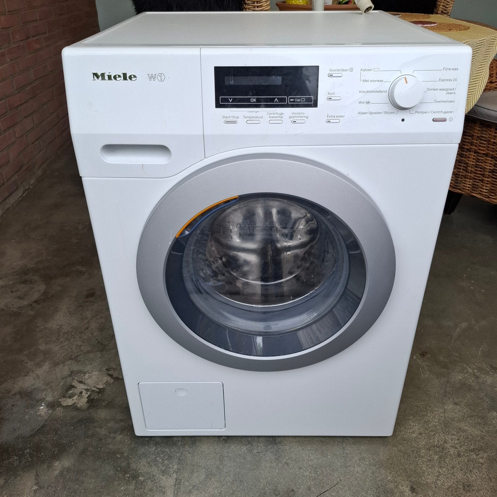 miele w1 wasmachine met defect ( lekt water), Elektronische apparatuur, Wasmachines, Ophalen