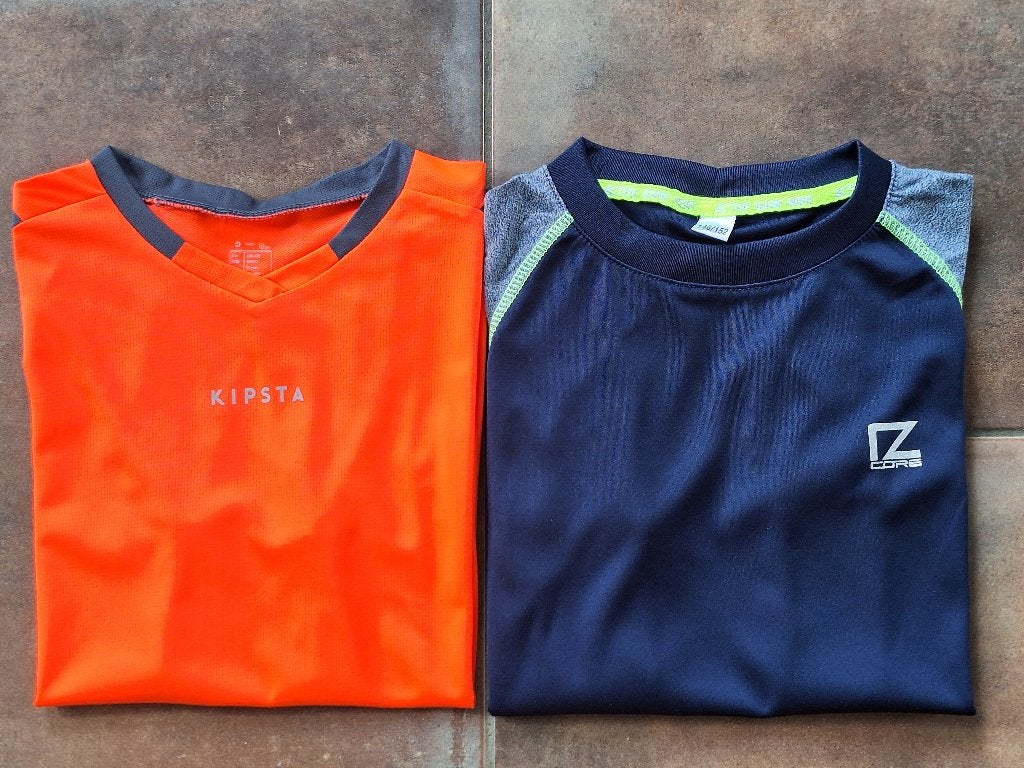 Pakket bestaande uit 2 voetbalshirts maat 146/152, Kinderen en Baby's, Kipsta, Sport- of Zwemkleding, Ophalen of Verzenden, Zo goed als nieuw