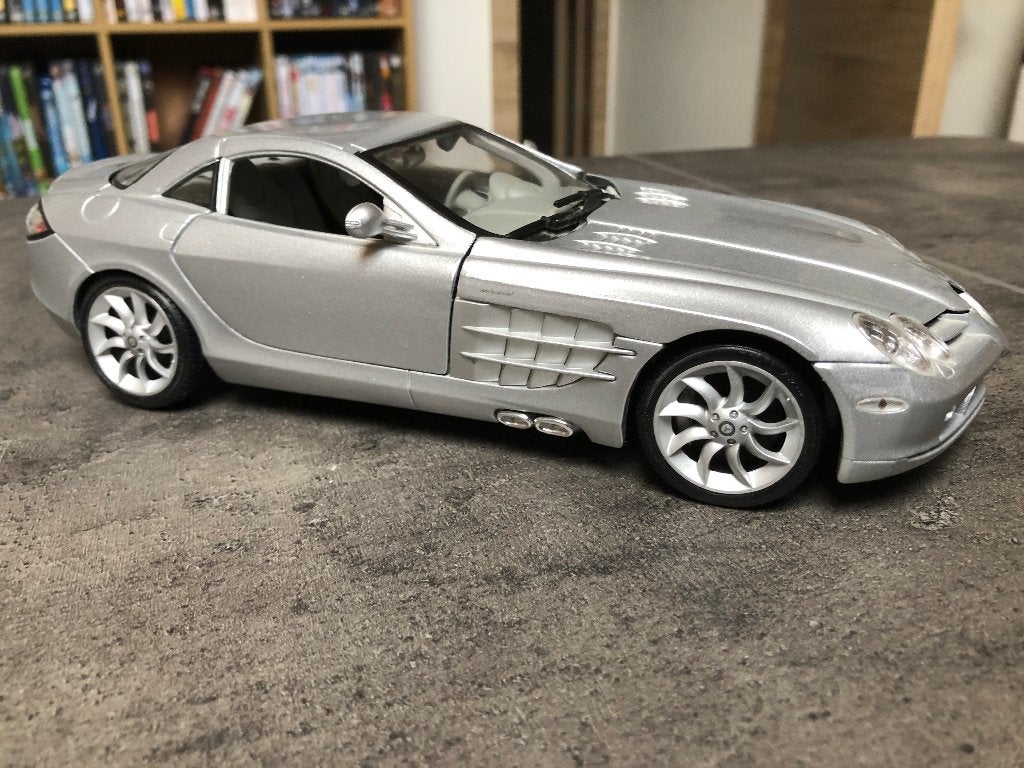 Mercedes-Benz SLR 2003 Maisto - Modèle 1:18, Enlèvement, Comme neuf, Voiture, Maisto