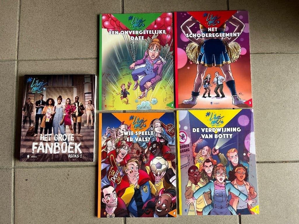 4 strips en fanboek Like Me, Boeken, Film, Tv en Media, Ophalen, Zo goed als nieuw