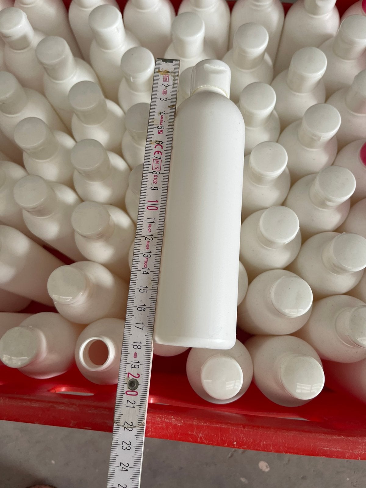 Lot van 74 kunststof flessen met doppen–ideaal voor shampoo,, Ophalen
