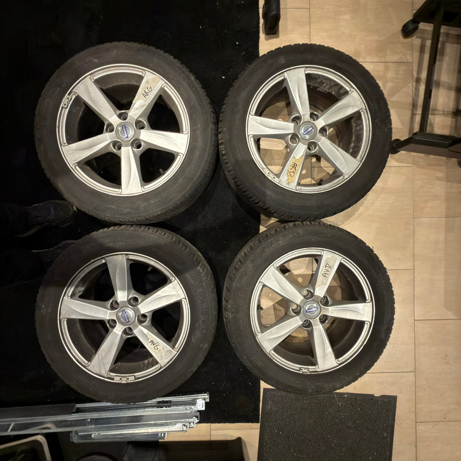 Volvo - jantes et pneus hiver 205 55 16, Autos : Pièces & Accessoires, Pneus hiver, 16 pouces, Pneu(s), Enlèvement