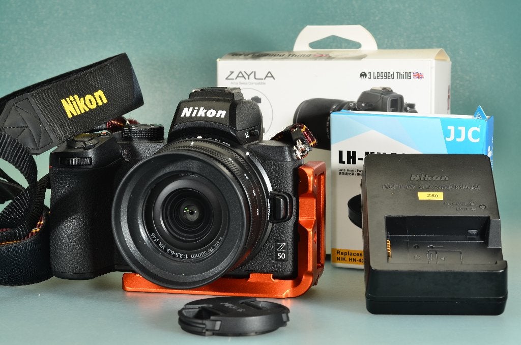 Nikon Z50 + 16-50 mm + support en L <2200 clics, TV, Hi-fi & Vidéo, Batterie, 20 mégapixels, Enlèvement ou Envoi, Moins de 4 fois