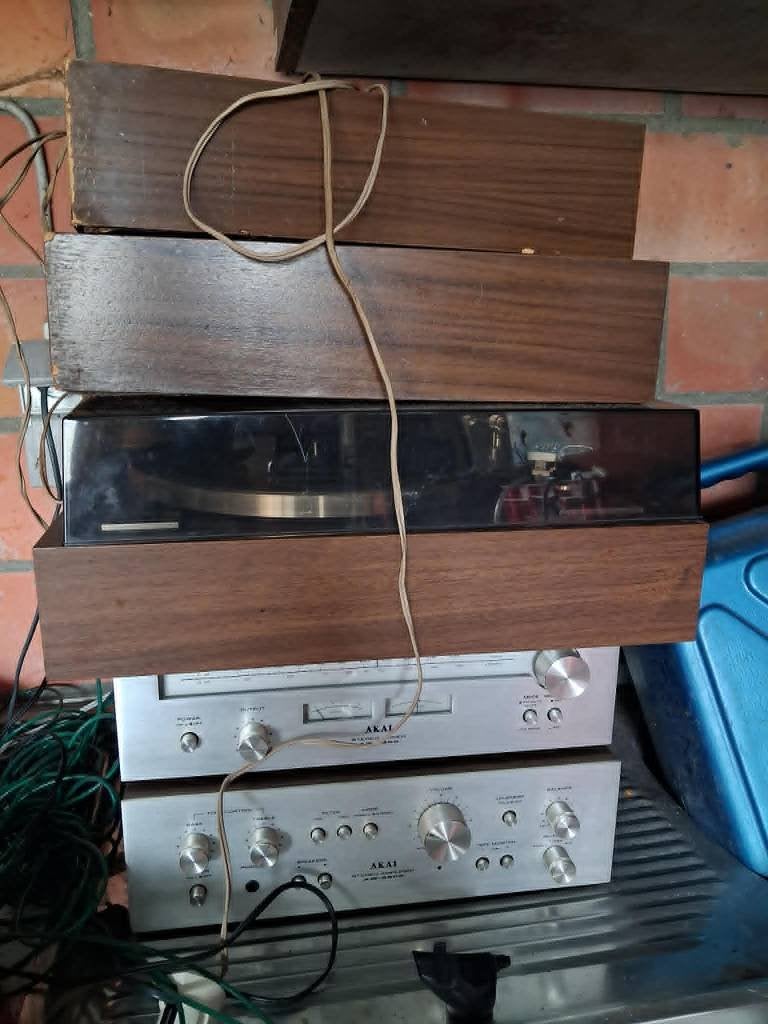 oude radio akai + boxen en platen speler, Audio, Tv en Foto, Radio's, Ophalen, Gebruikt, Radio