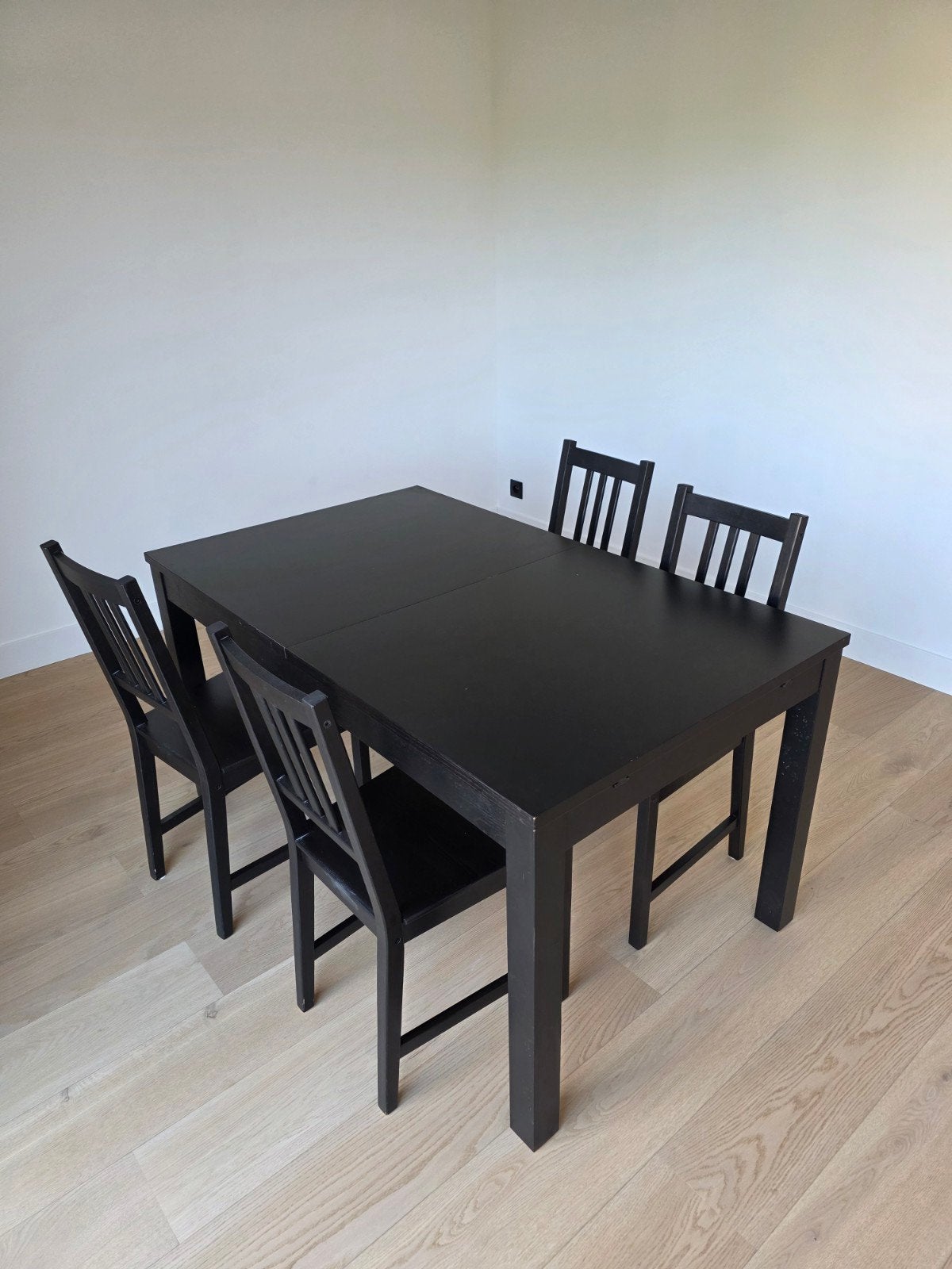 Zwarte tafel met 4 eetstoelen, Huis en Inrichting, Ophalen, Gebruikt, Ikea, 4 tot 6 stoelen