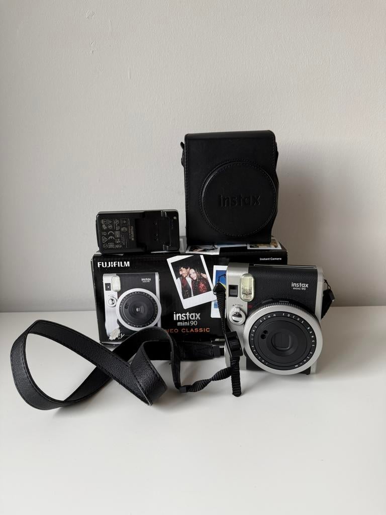 Fujifilm instax mini 90 - neo classic + hoes, Enlèvement, Comme neuf, Polaroid, Fuji