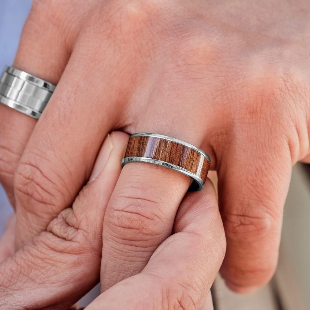 Edelstalen mannenring met hout, Handtassen en Accessoires, 20 of groter, IJzer of Staal, Heer, Nieuw