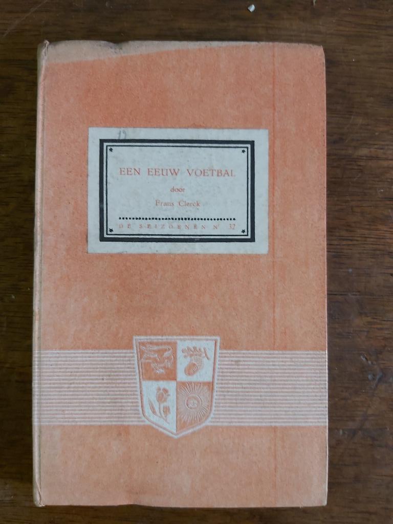 Een eeuw voetbal, Ophalen of Verzenden, Gelezen, Balsport