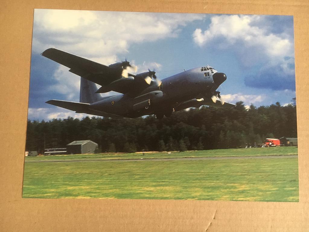 Foto kaart : C-130 Hercules - 15de Wing - CH 02., Collections, Aviation, Neuf, Carte, Photo ou Gravure, Enlèvement ou Envoi