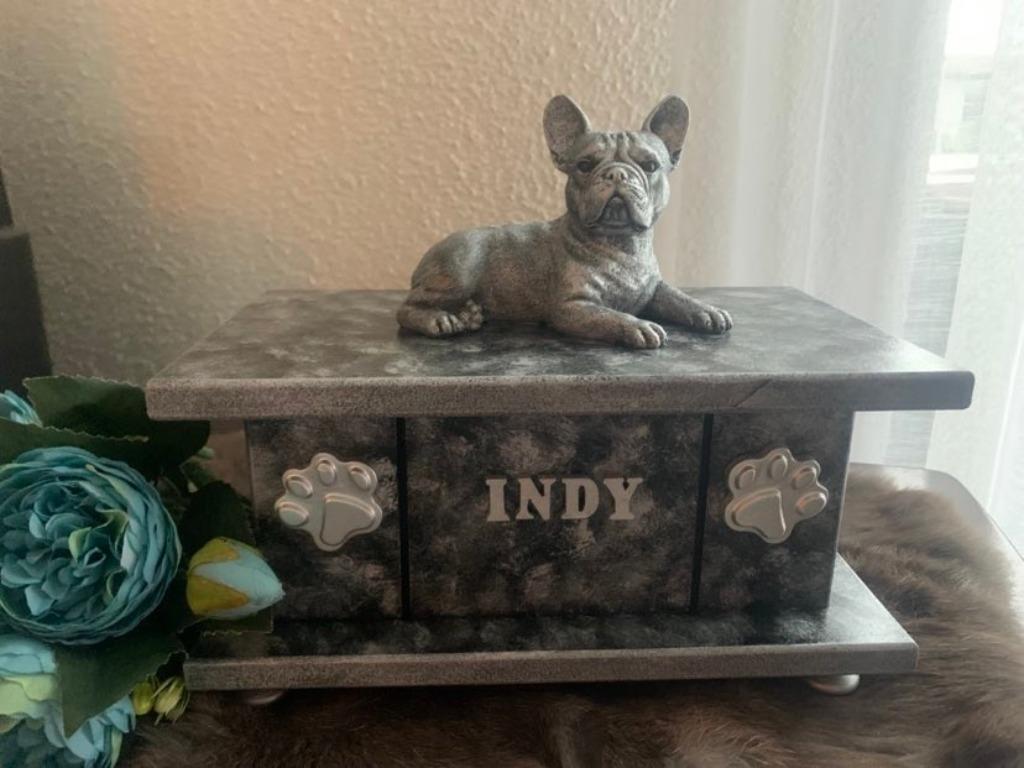 Frans Bulldog beeldje op urnenkistje in 2 maten handgemaakt, Dieren en Toebehoren, Honden-accessoires, Nieuw, Verzenden