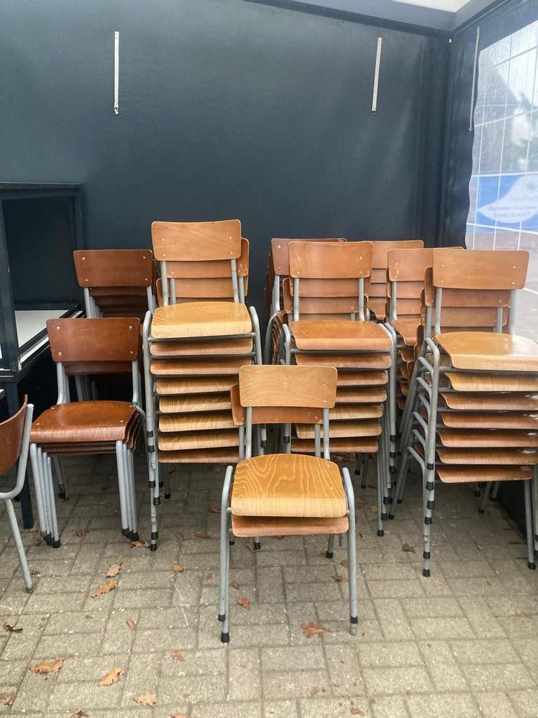 83 schoolstoelen en 13 tafels lot partij bar cafe, Antiek en Kunst, Ophalen of Verzenden