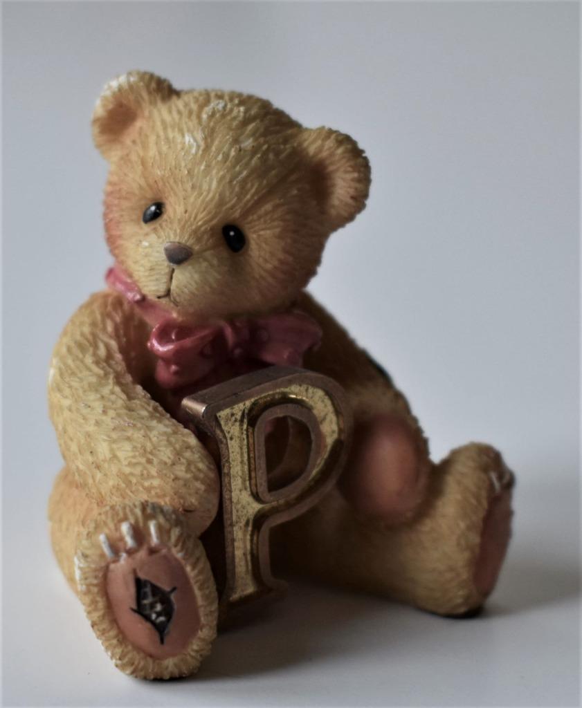 Beer beeldje met letter P - 1997 P. Hillman Lic. Enesco Corp, Ophalen of Verzenden, Nieuw, Beeldje, Overige merken