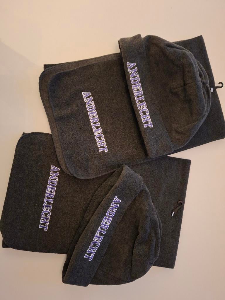 Ensemble bonnet et écharpe RSC Anderlecht — neuf, Sports nautiques & Bateaux, Plongée, Enlèvement ou Envoi