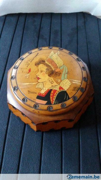 ancienne boite en bois Bretonne