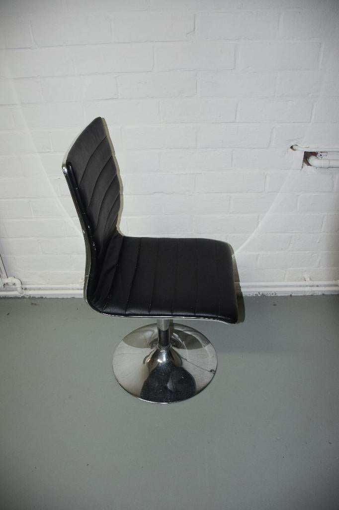 Stoel op ijzeren poot met lederen zitting, Enlèvement, Utilisé, Cuir, Noir
