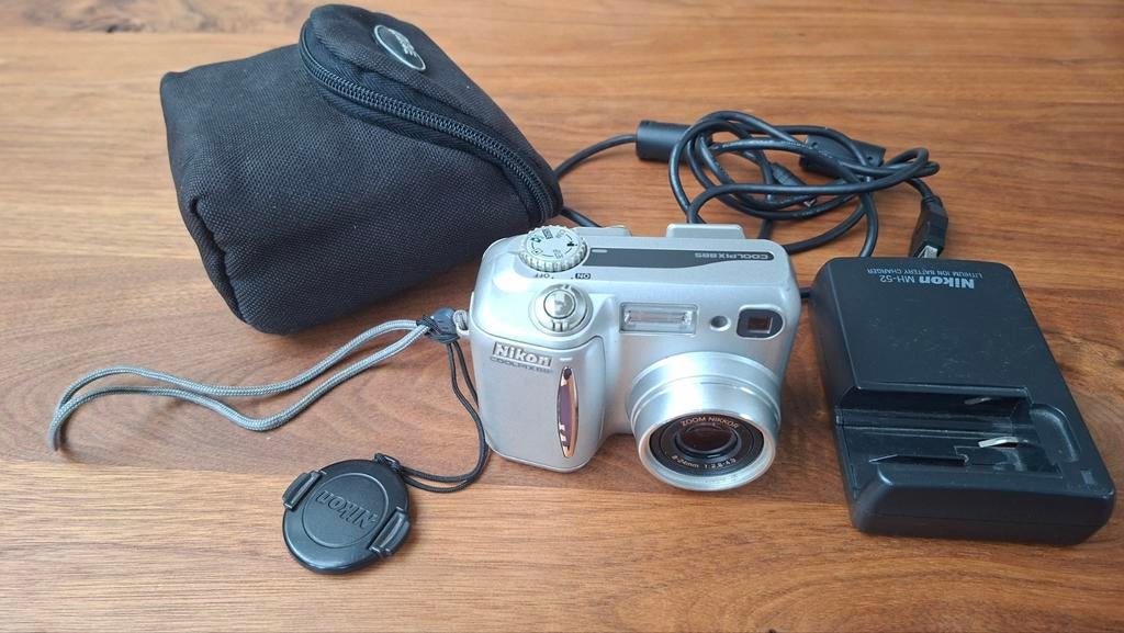 Nikon Coolpix 885, TV, Hi-fi & Vidéo, Caméscopes numériques, Utilisé, Caméra, Enlèvement ou Envoi