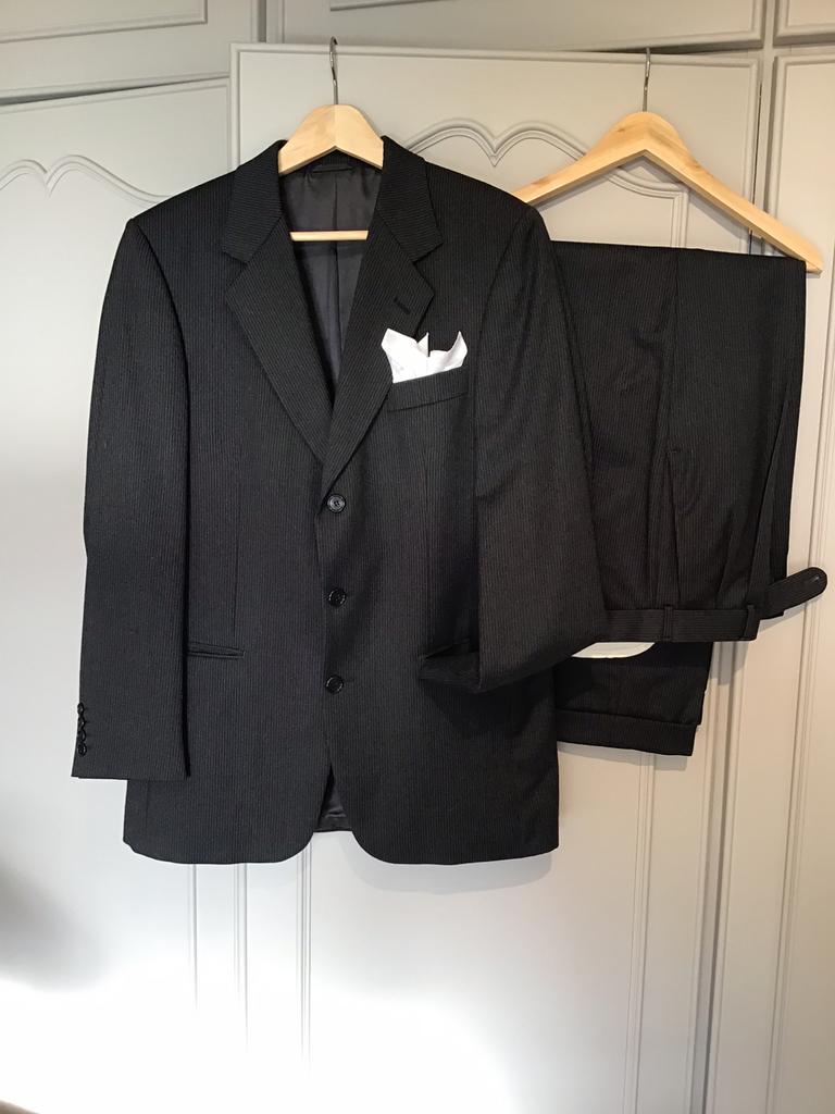 Costume Reda 100% laine vierge, Enlèvement ou Envoi, Comme neuf, Noir