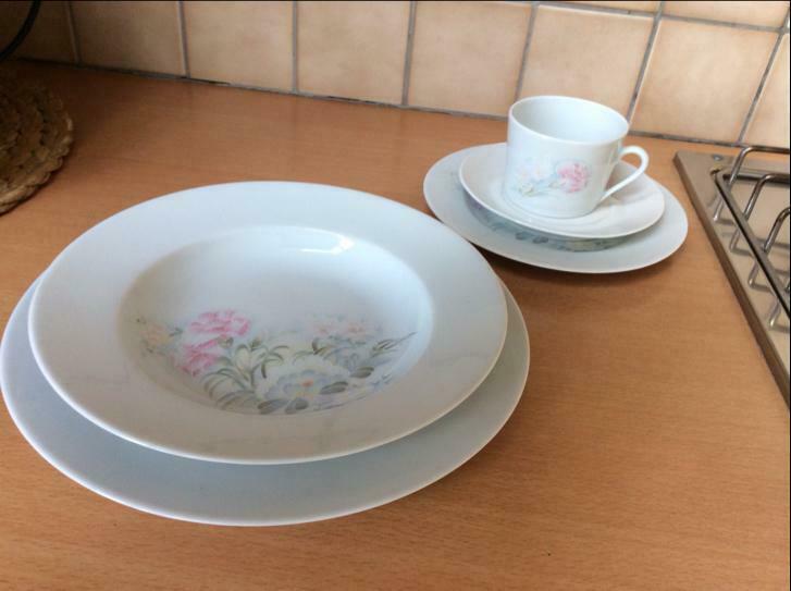 Service de table/café Porcelaine de Cologne motif floral 69p, Service complet, Comme neuf, Enlèvement, Autres styles