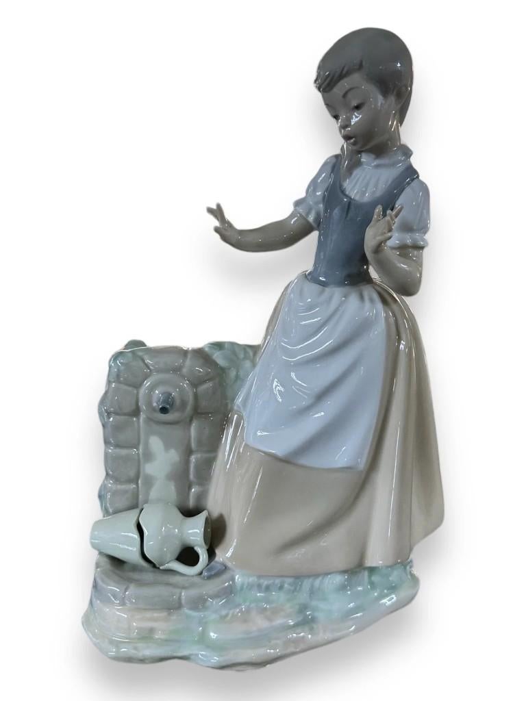 NAO by Lladro  beeldje de gebroken kruik, Ophalen, Zo goed als nieuw, Mens