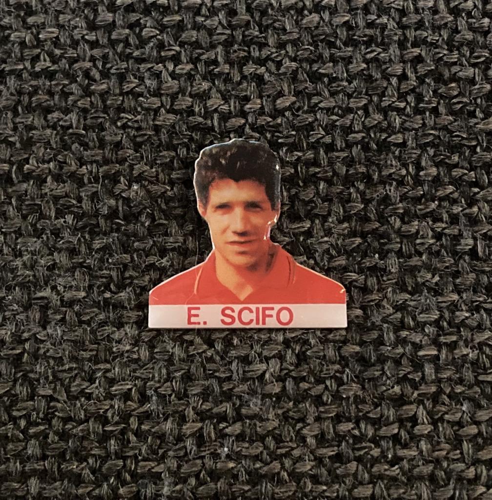 PIN - ENZO SCIFO - RODE DUIVELS - VOETBAL - FOOTBALL, Verzenden, Gebruikt, Sport, Speldje of Pin