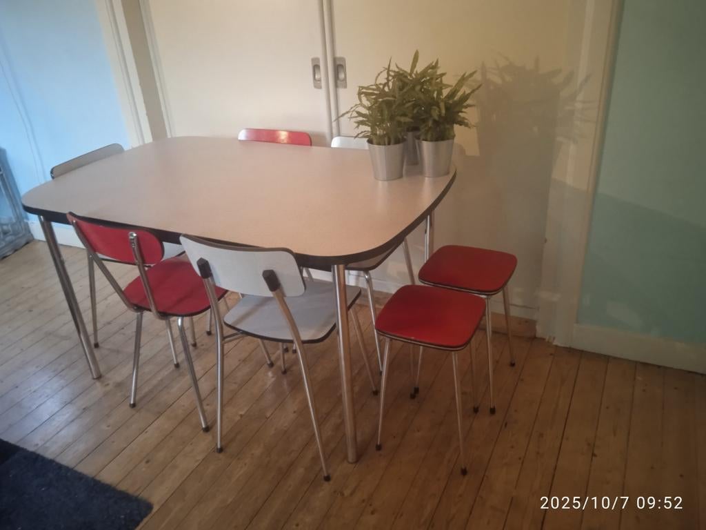 Table en formica des années 1960 2 pièces rouges. 2 tabouret, Enlèvement