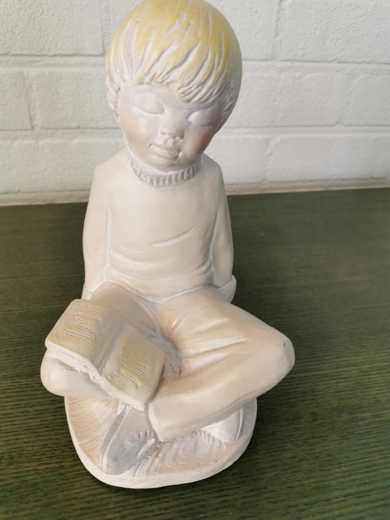 Beeld Jongen met boek, Joop van den Heuvel, Collections, Statues & Figurines, Comme neuf, Humain, Enlèvement