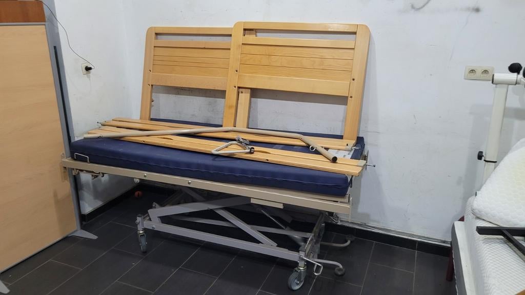 lit medical manuel en bois  solide très stable  avec matelas, Enlèvement ou Envoi