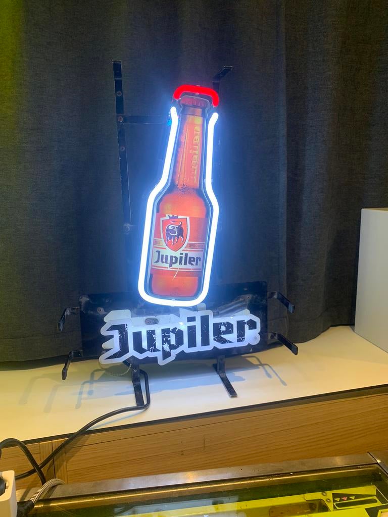 Jupiler neon, Enlèvement, Comme neuf