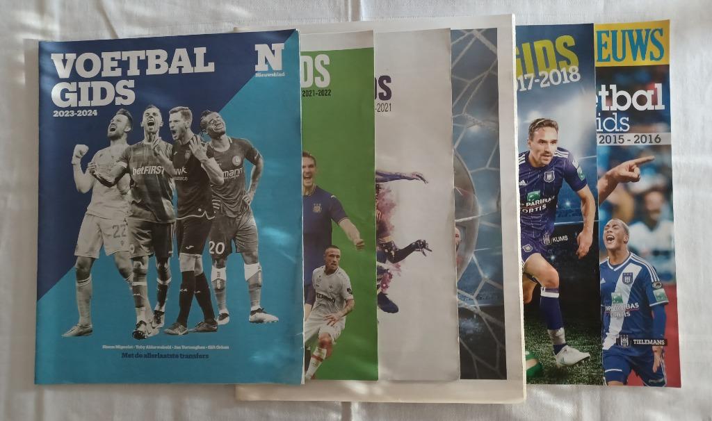 6 verschillende voetbalgidsen - Het Nieuwsblad en HLN, Ophalen of Verzenden, Zo goed als nieuw, Balsport