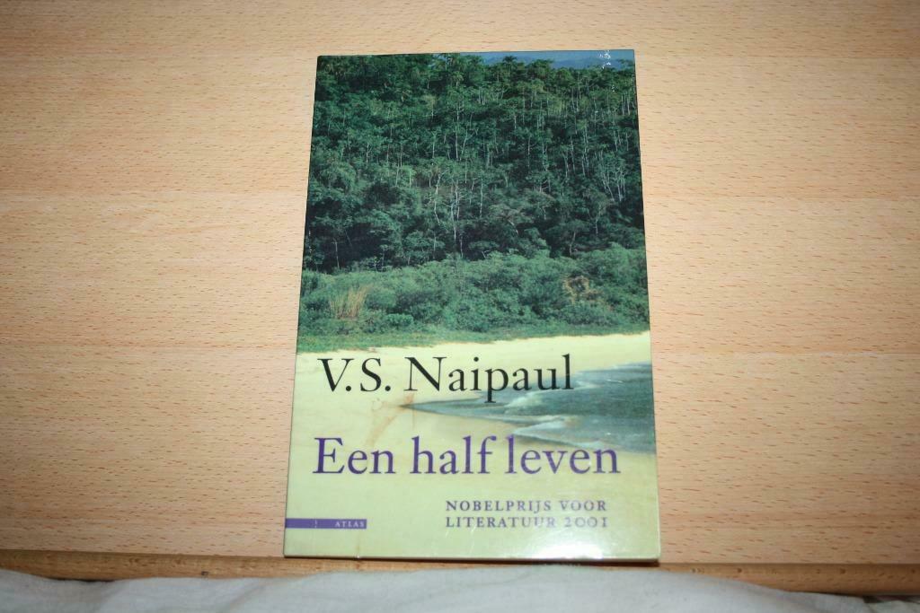 Een half leven - V.S. Naipaul      Vertaald door M. Verhaart, Livres, Aventure & Action, Utilisé, Enlèvement ou Envoi