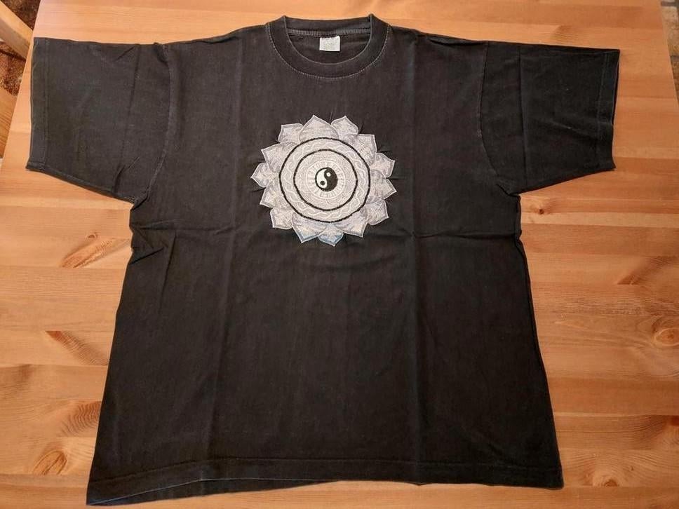 Zwarte T-shirt Nepal yin yang mandala erop geborduurd, Ophalen of Verzenden, Gedragen