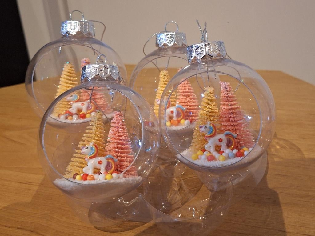 Set van 4 doorzichtige, plastic kerstballen winters tafereel, Diversen, Kerst, Zo goed als nieuw, Ophalen of Verzenden