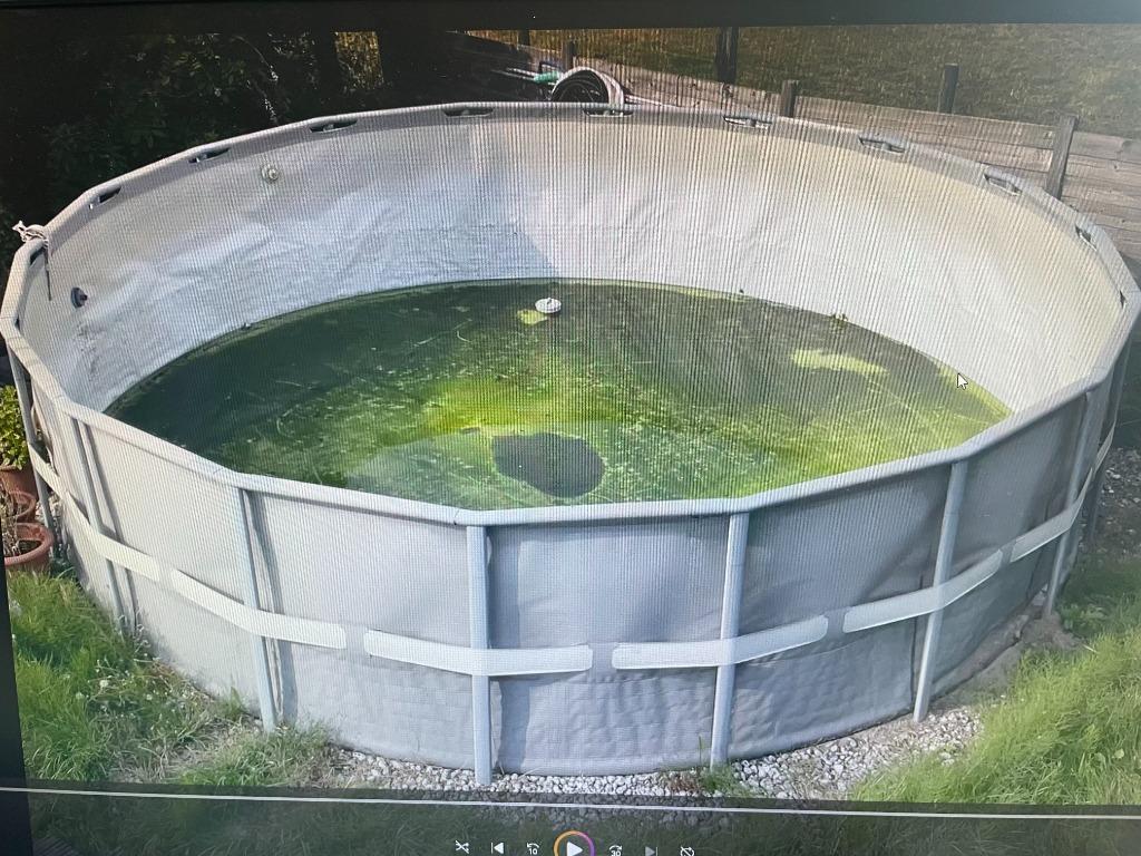Une grande piscine est en cours de démolition, Jardin & Terrasse, Enlèvement, Utilisé