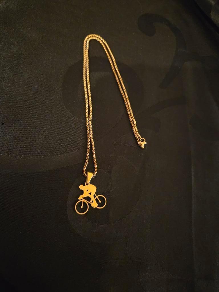 Goudkleurige ketting met hanger., Handtassen en Accessoires, Ophalen of Verzenden, Nieuw, Met hanger