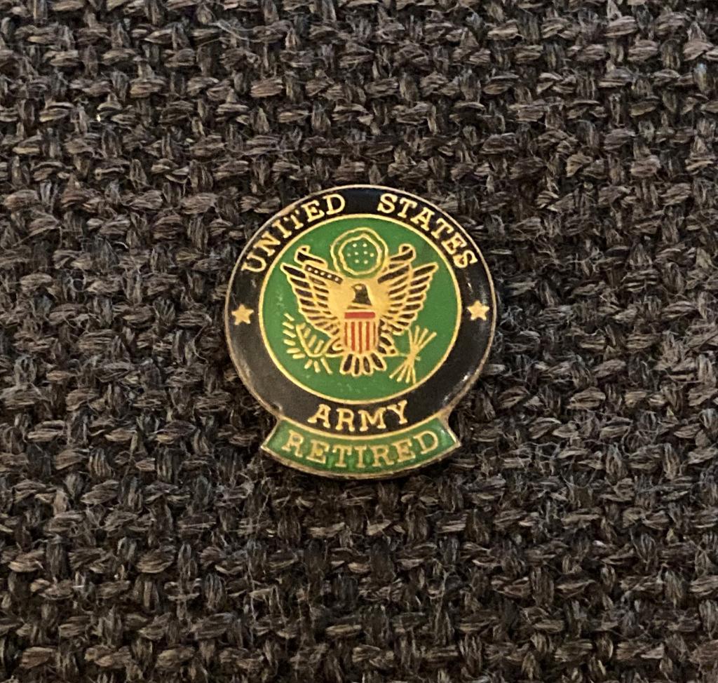 PIN - UNITED STATES ARMY - RETIRED - LEGER - ARMÉE, Verzamelen, Speldjes, Pins en Buttons, Verzenden, Gebruikt, Overige onderwerpen