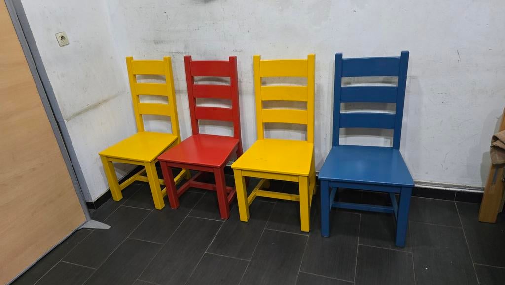 vier houten eikenhouten stoelen drie kleuren jong blauw of r, Huis en Inrichting, Stoelen, Ophalen of Verzenden