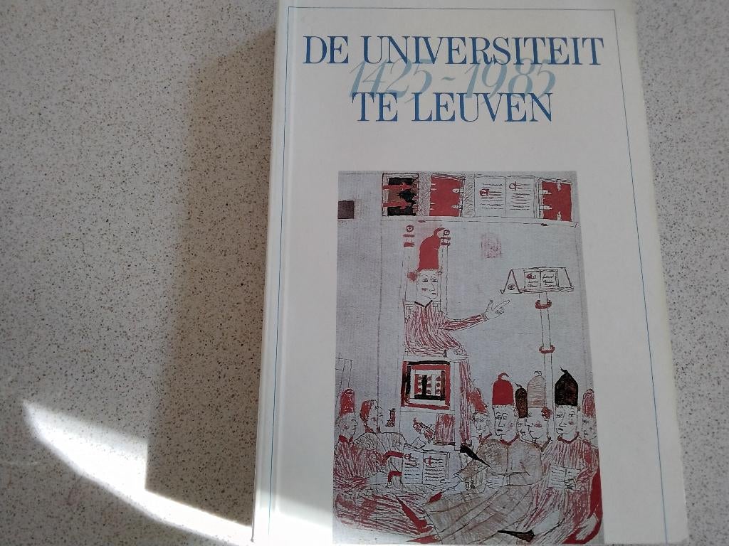 Boek ’de universiteit te Leuven 1425-1985', Boeken, Ophalen, Zo goed als nieuw