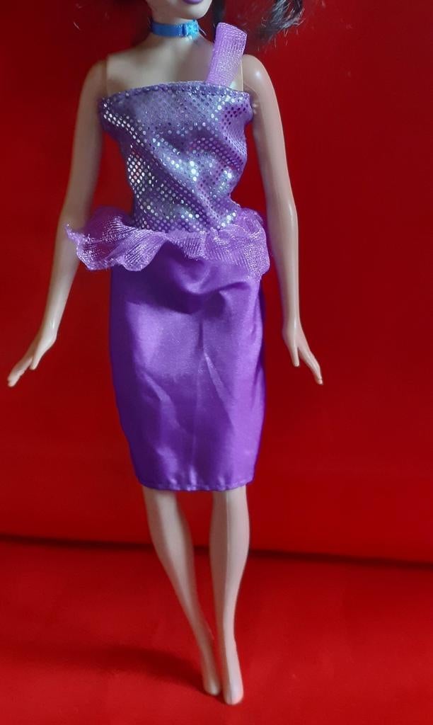 Robe mauve et brillante pour poupée barbie, Ophalen of Verzenden, Gebruikt, Pop