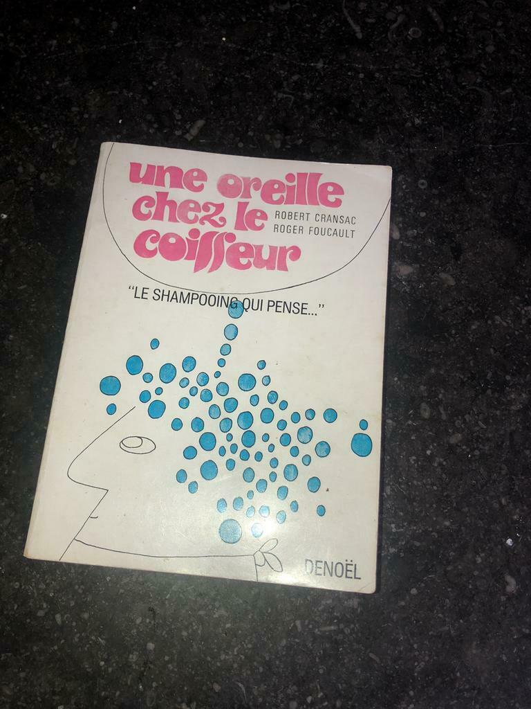 Une oreille chez le coiffeur - ancien livre, Utilisé