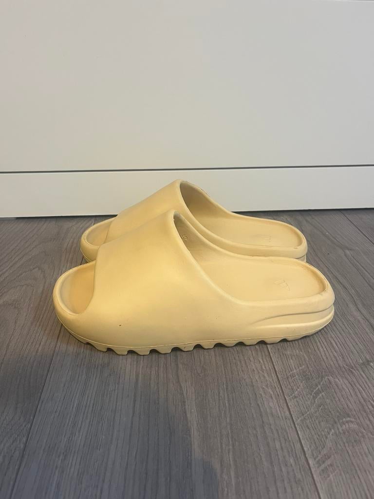 Beige teenslippers van Yeesy, Kleding | Dames, Schoenen, Gedragen, Overige typen, Beige, Ophalen of Verzenden