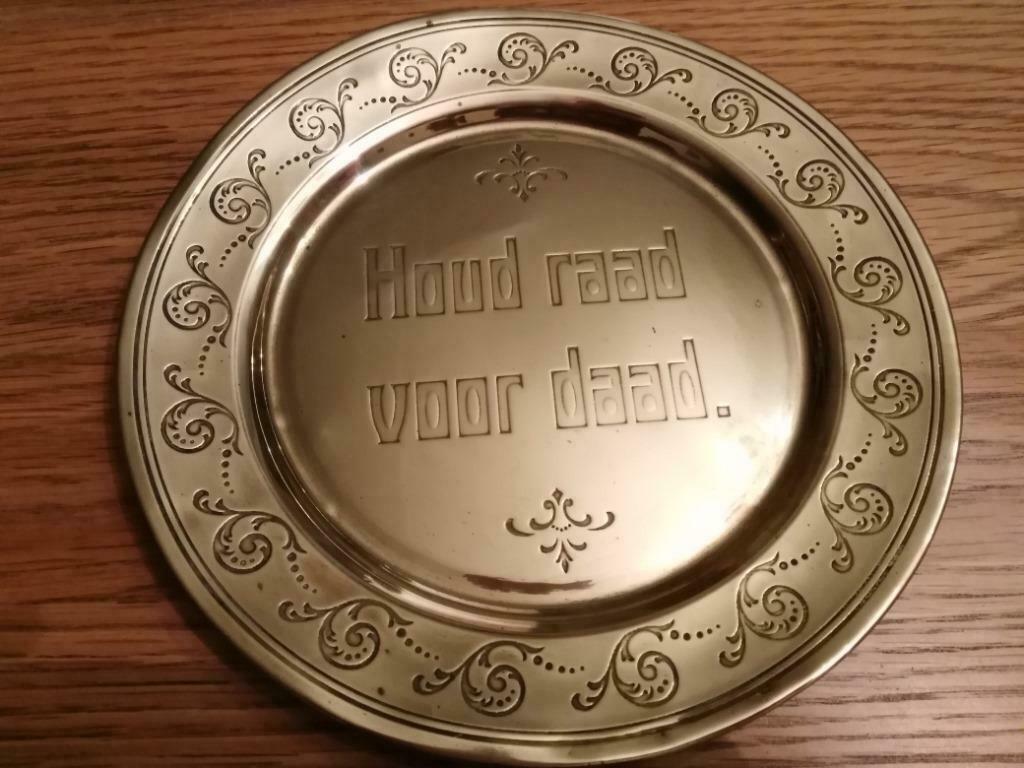 Oude spreuk op Messing bord 21cm     Houd raad voor daad, Huis en Inrichting, Woonaccessoires | Tekstborden en Spreuken, Ophalen of Verzenden