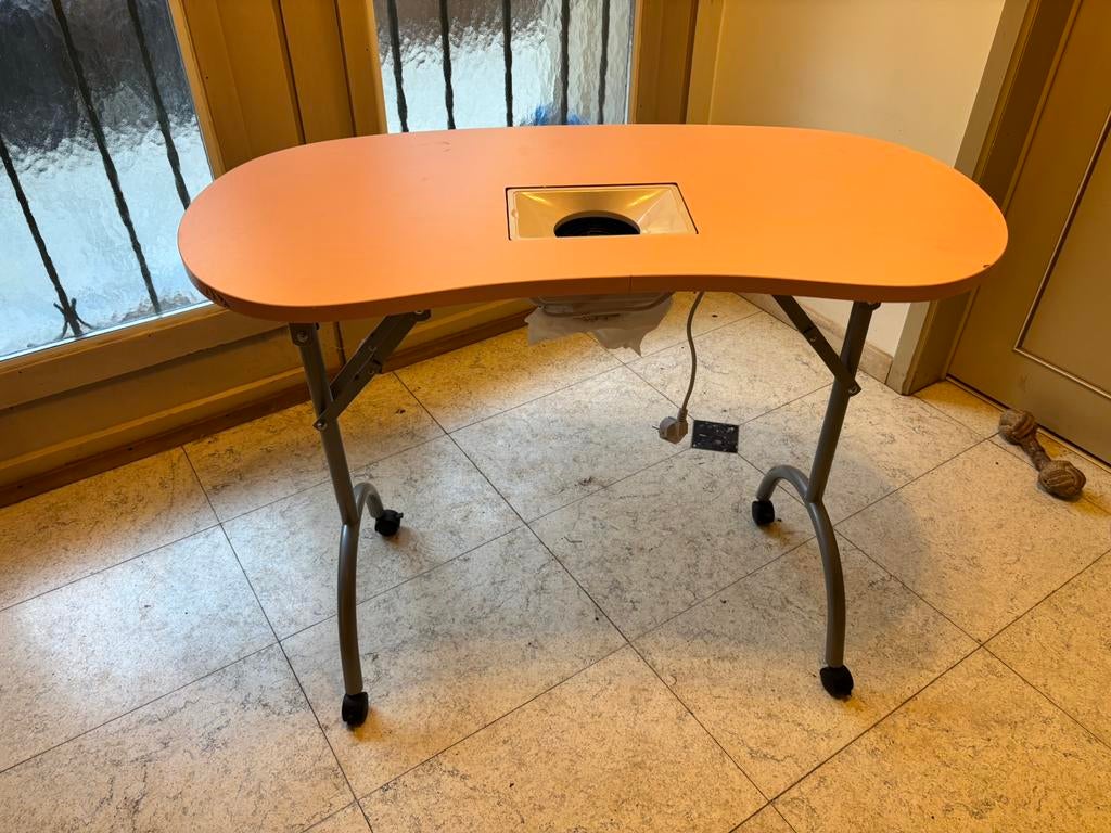 Table de manucure avec soufflerie integree, Enlèvement, Utilisé