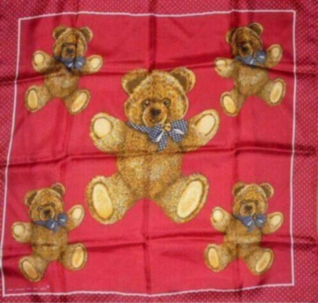 rood sjaaltje met beertjes 63 x 63 cm nieuw, Kleding | Dames, Ophalen of Verzenden, Nieuw, Sjaal